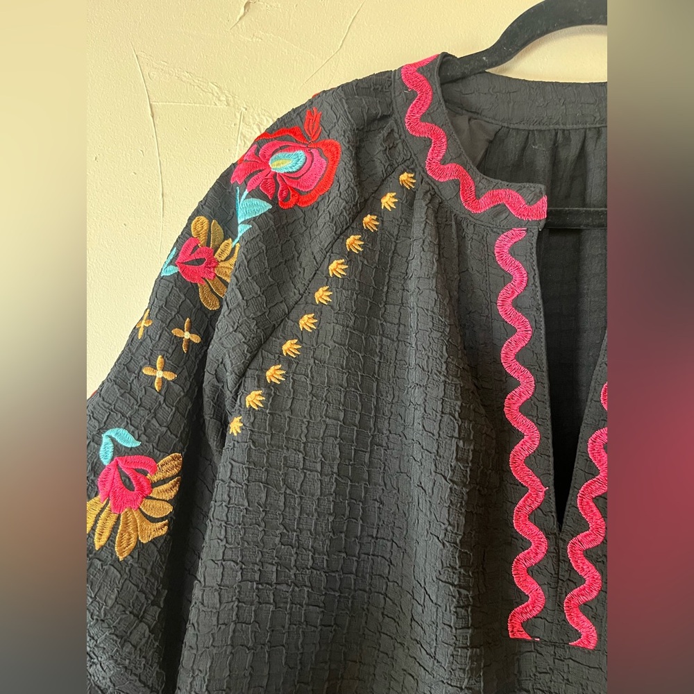 Embroidered floral Black and pink vneck blouse boho rickrack comfy size Large - Picture 3 of 6